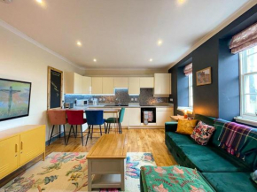 Lively & Energetic 2BR on The Royal Mile